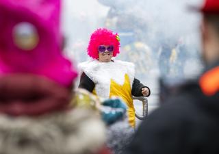 Deelnemer aan carnavalsoptocht in Paplaand (Wouw) 2024