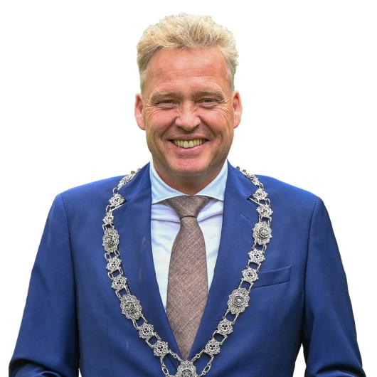 Portret van burgemeester Mark Buijs tegen een witte achtergrond
